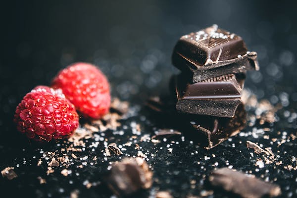 Barra de chocolate amargo partida