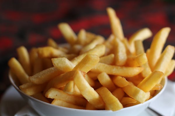 Batatas fritas em cesta de papel