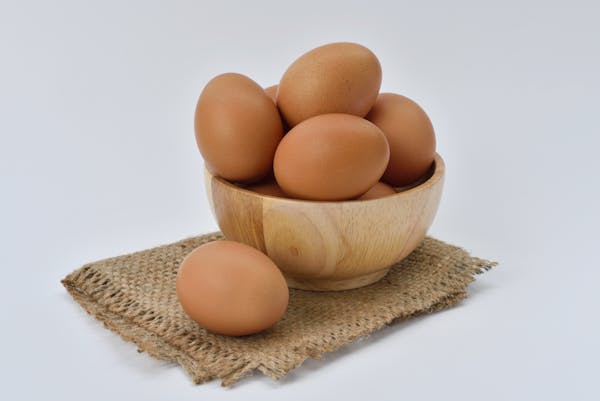 Ovos brancos em uma cesta