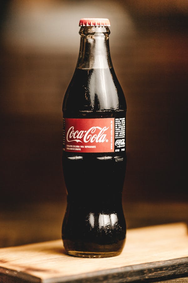 Copos de refrigerante com gelo